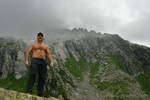Caminhada no rio da montanha em Ticino / Suíça: fotografia masculina ao ar livre